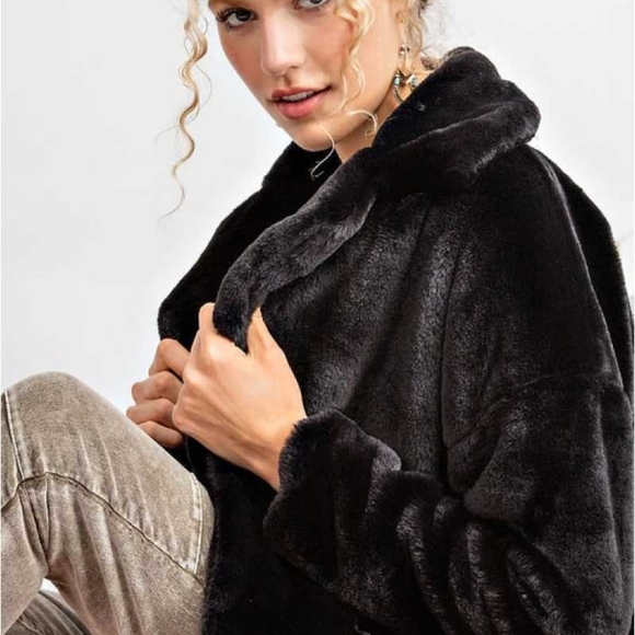 UO Eva Cozy Faux Fur Jacket - Picture 3 of 3